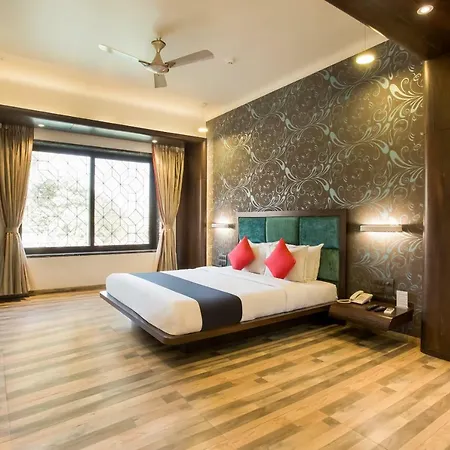 Hotel Capital O 36119 Royal Garden & Lawns 3*