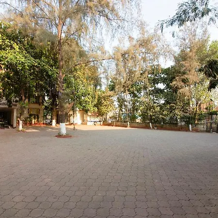 Hotel Capital O 36119 Royal Garden & Lawns 3*