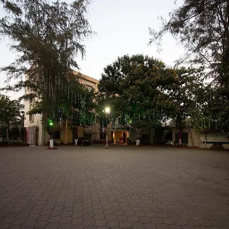 Capital O 36119 Royal Garden & Lawns 3*
