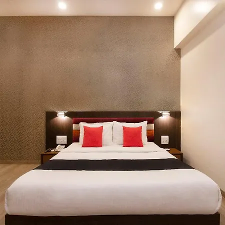 Capital O 36119 Royal Garden & Lawns Hotel 3*