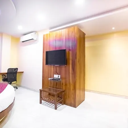 Apex International Near Airport 3*