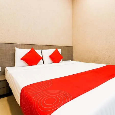 Hotel Oyo Flagship 62835 Oriental And Banquet Madh Church 3*