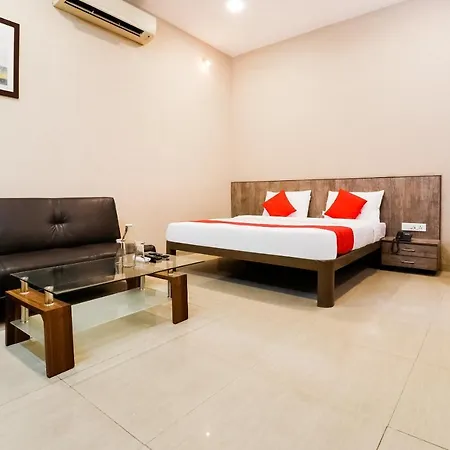 Oyo Flagship 62835 Oriental And Banquet Madh Church Hotel 3*