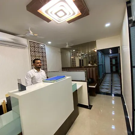 Hotel Divine *