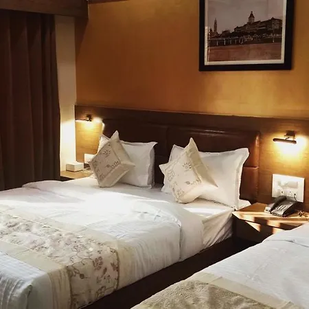 Crystal Luxury Inn- Bandra 3*
