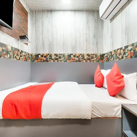 Oyo 72150 Capital Hotel 3*