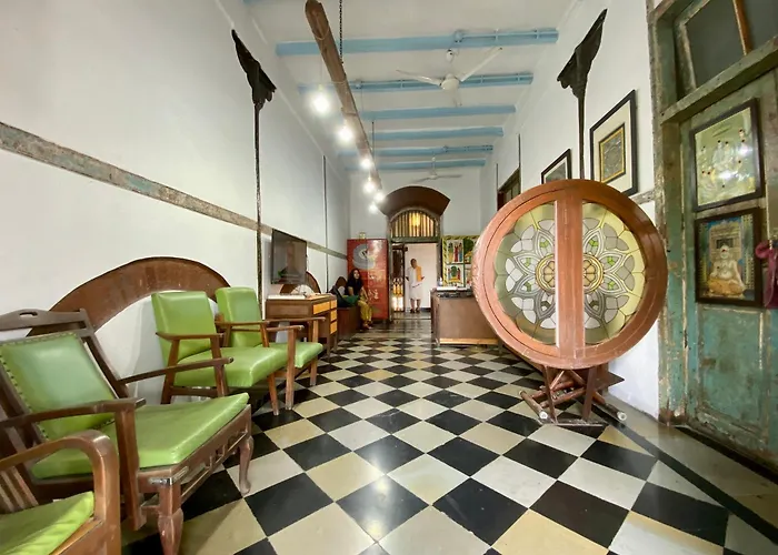 Hostel Vasantashram Csmt Mumbai, Free Wifi With 1940S Retro Vibe