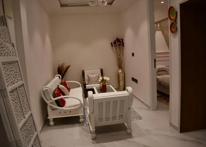 Swank At 11 1Bhk Apartment With Balcony, Khar West