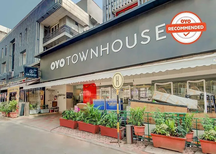 Vaccinated Staff- Oyo Townhouse 105 Khar West Station