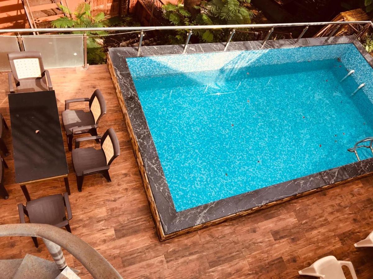 Pikasa 411, Pool Party *