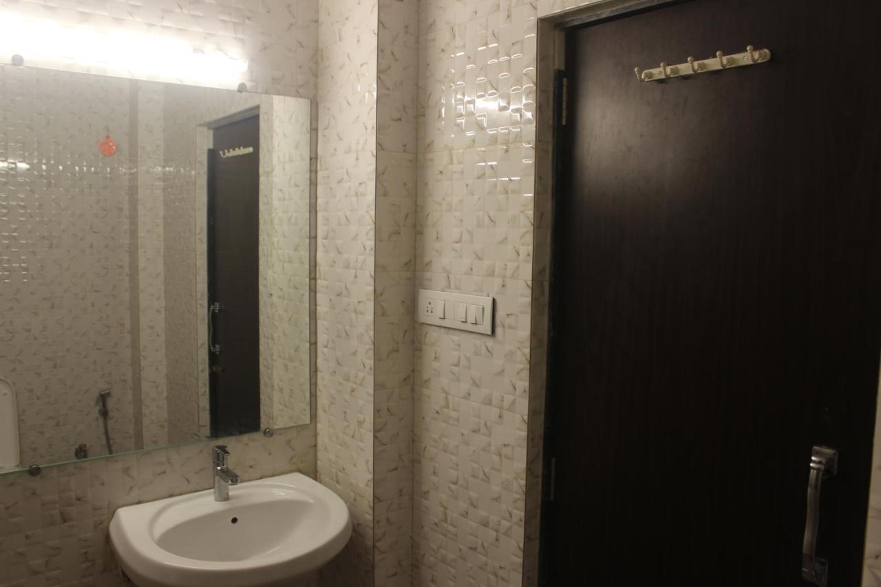 Celeste, Colaba Hotel 2*