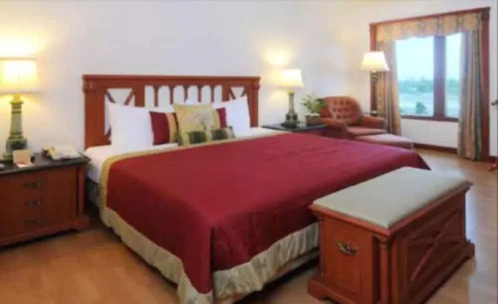 Hotel The Orchid Parle 5*