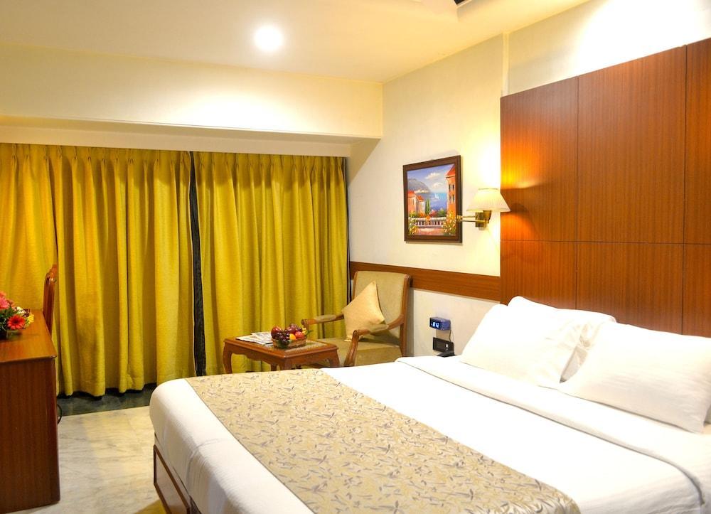 Club Emerald Hotel 3*
