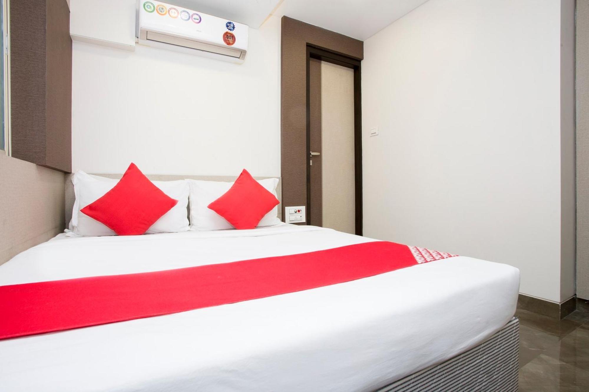 Oyo 29653 Royal Hotel