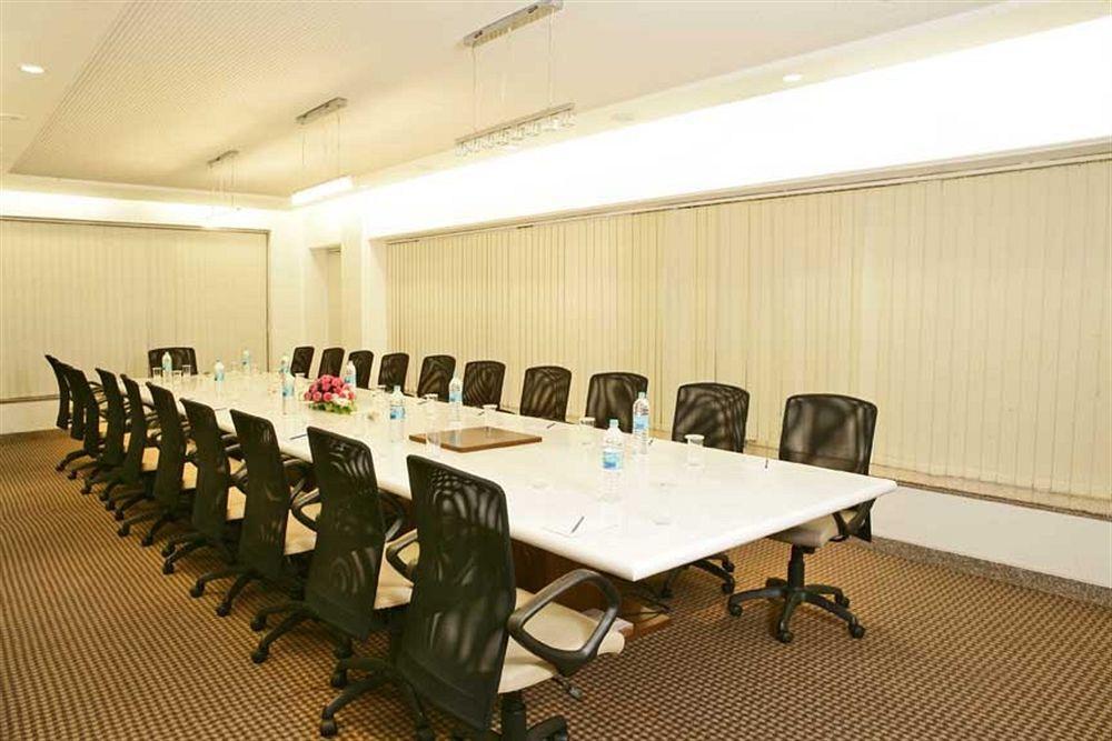 Kohinoor Continental, Airport 4*