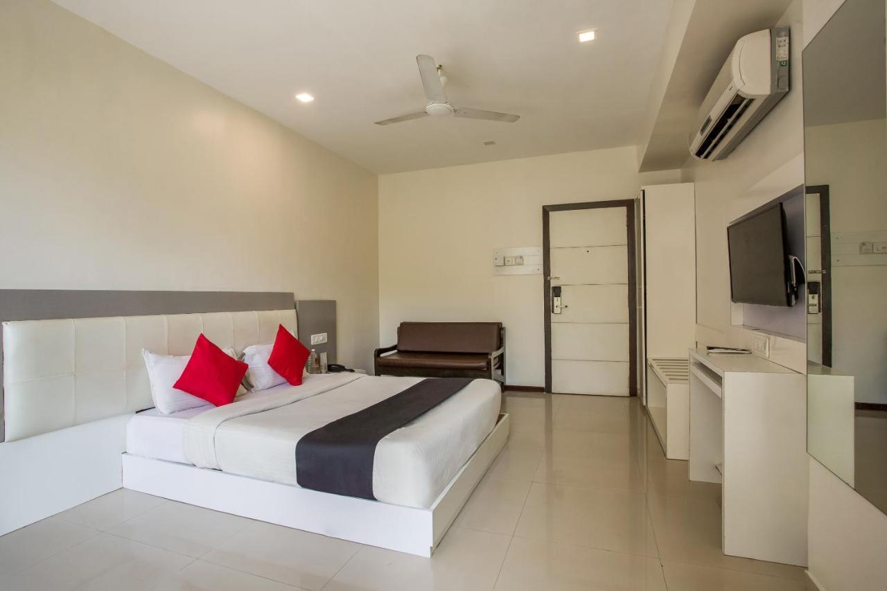 Capital O 35557 Aura 3* Mumbai