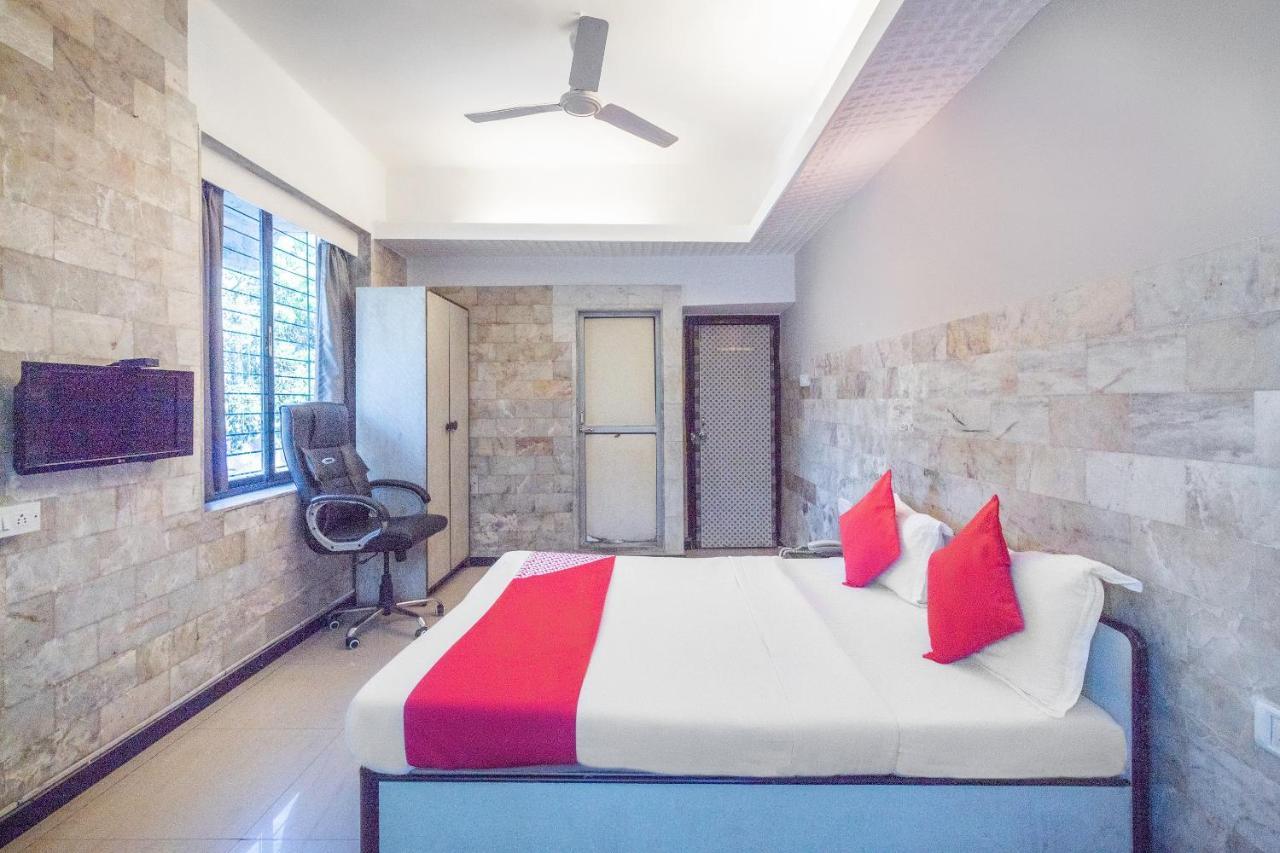 Oyo 71397 Guru 3* Mumbai