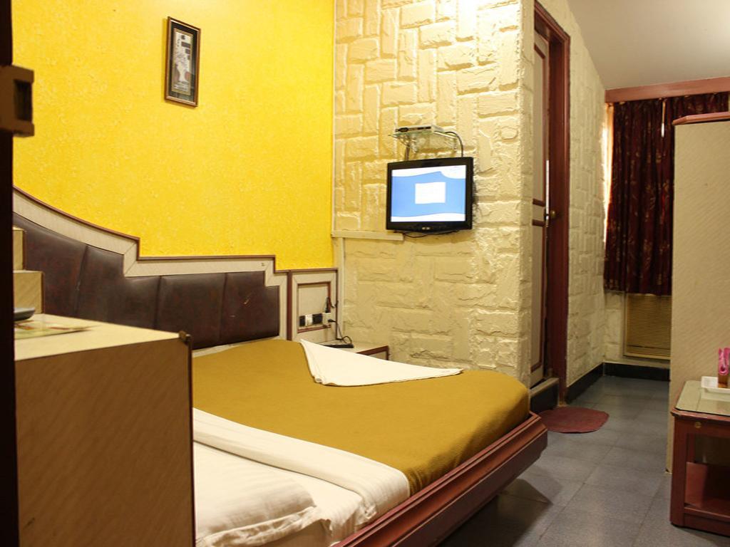Everest Hotel *