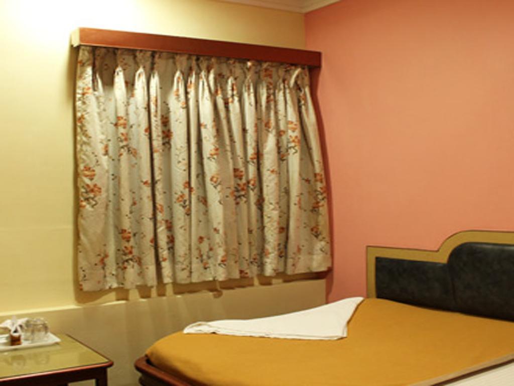 Everest Hotel *