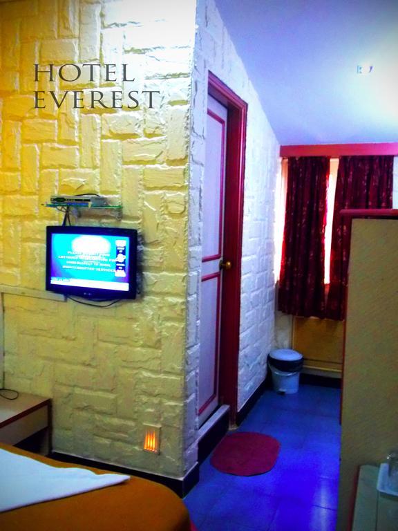 Everest Hotel *