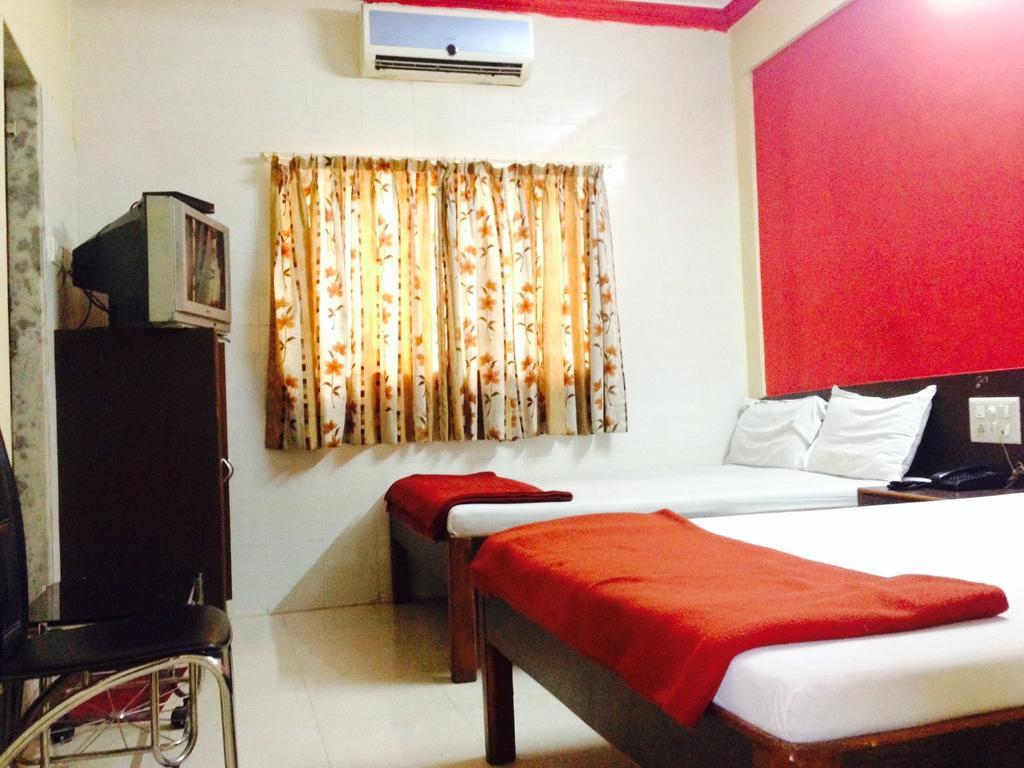 Hotel Metro Plaza Near Barc 2*