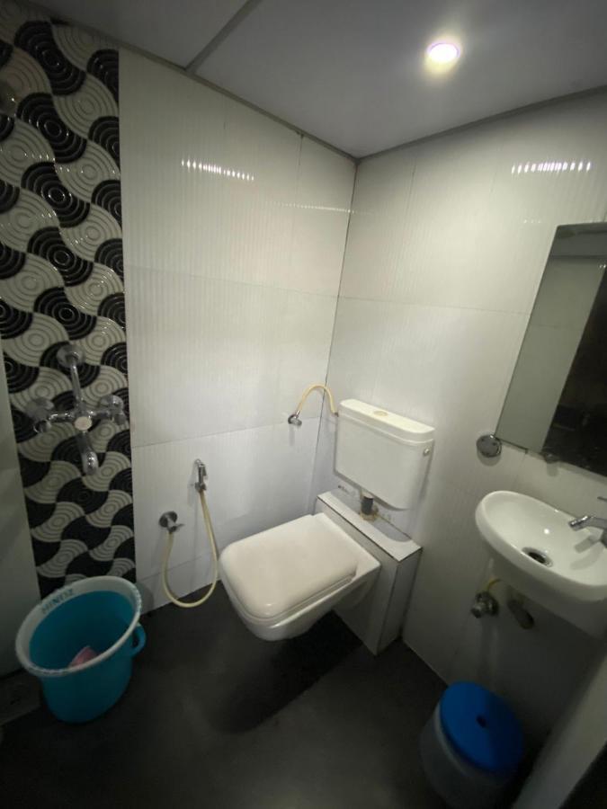 Hotel Paris Residency Next To Dadar Railway Station 2*