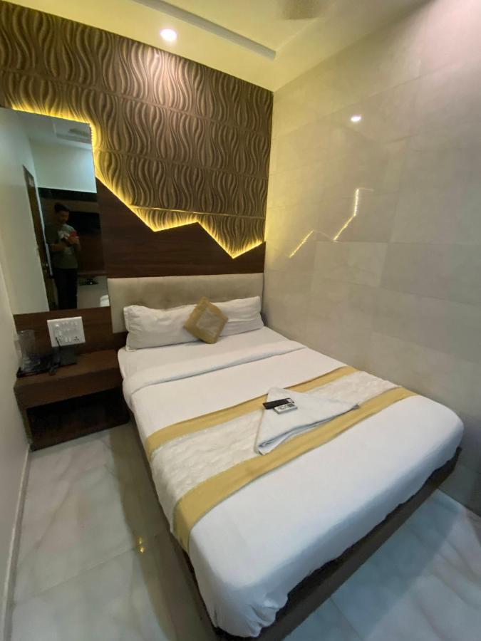 Hotel Palace Residency Near Lokmanya Tilak Terminus