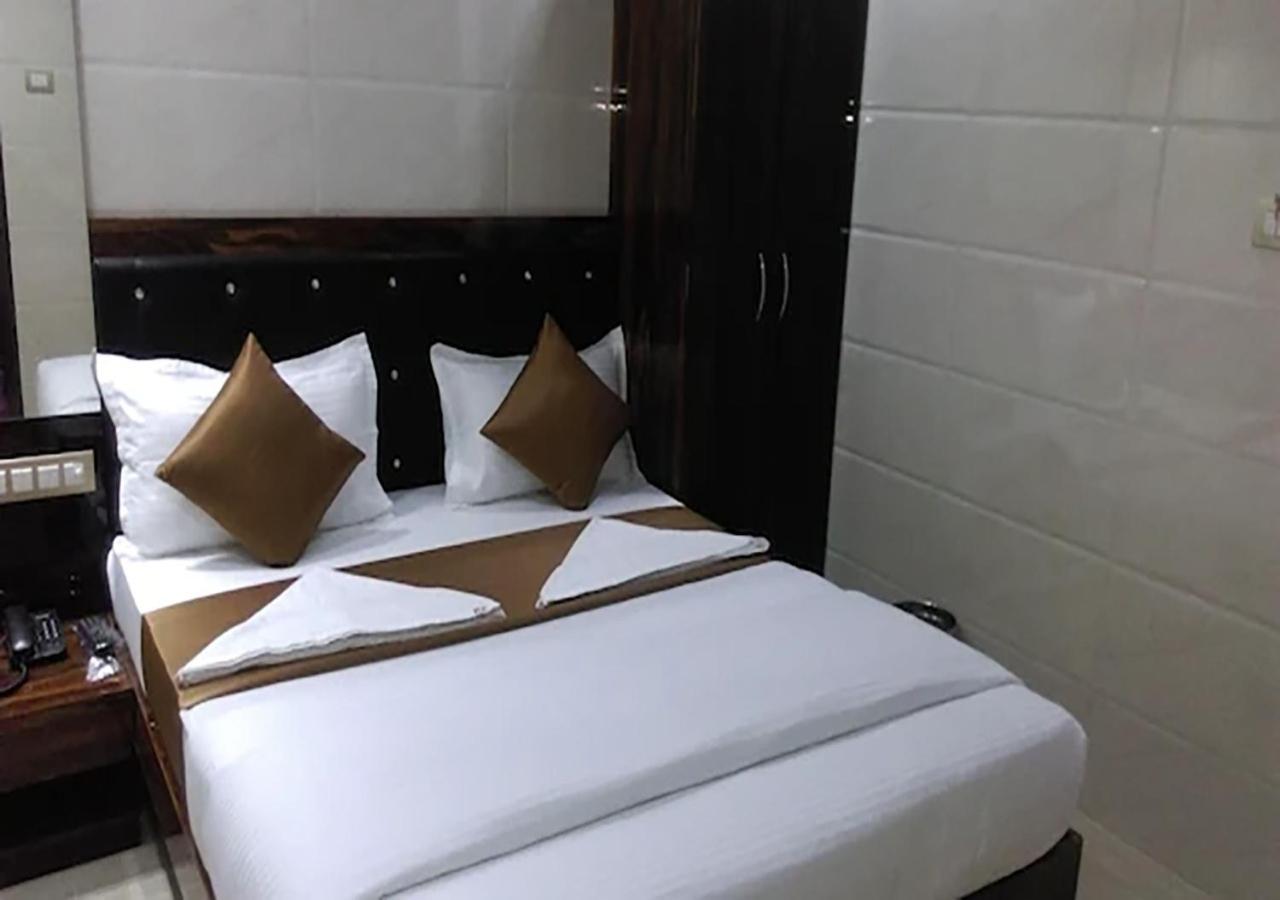 Hotel Plaza- Near Byculla Railway Station 2*