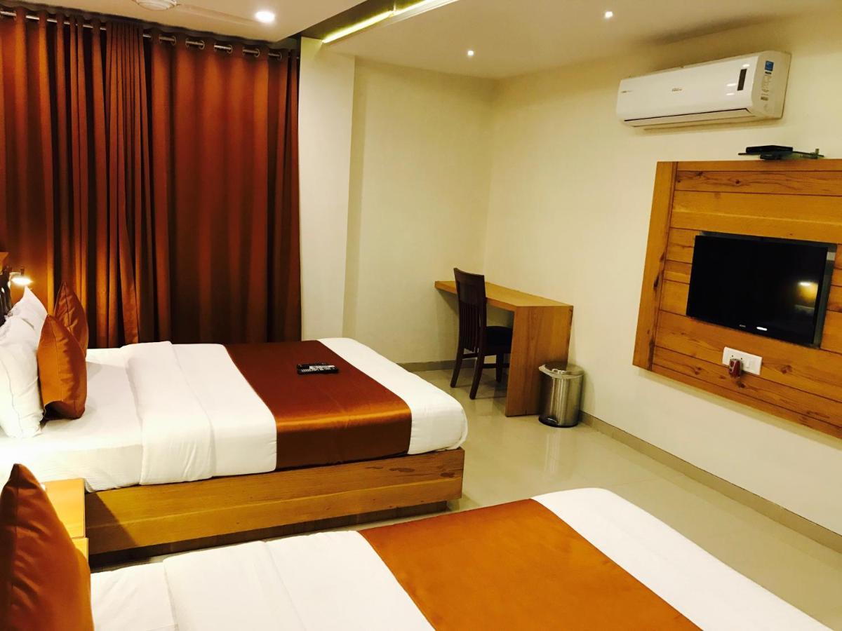 Hotel Grandeur-near International Airport Bombaim