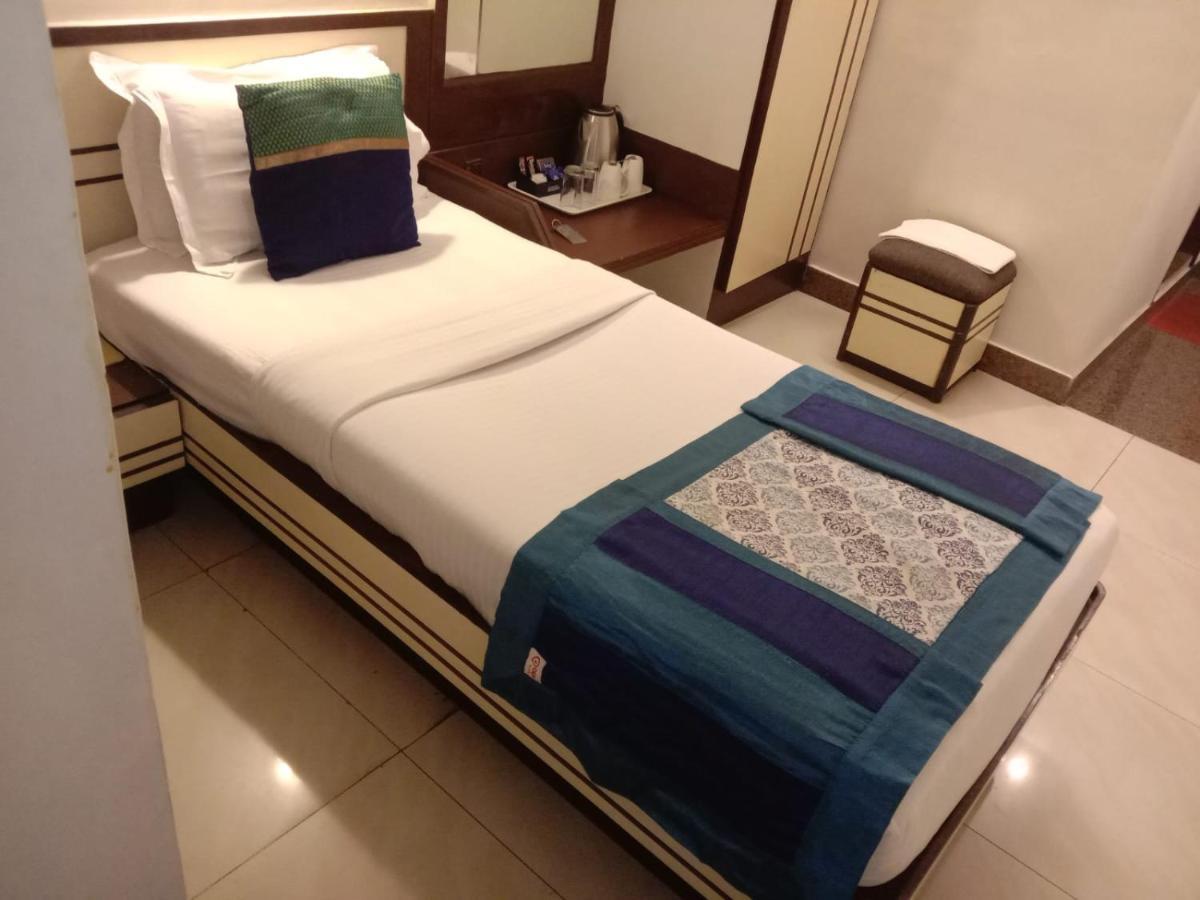 Hotel, Colaba Hotel 2*