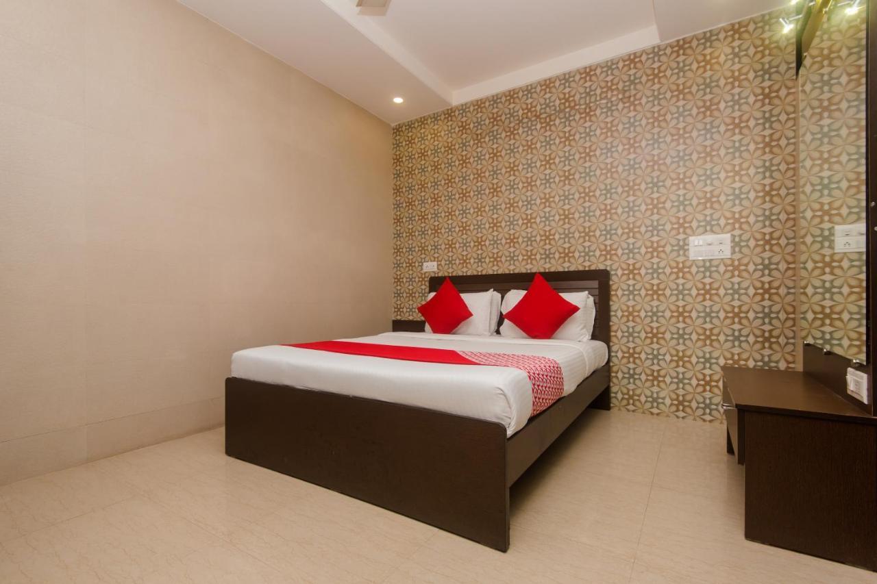 Oyo 6371 Abrol Hotel Bombaim