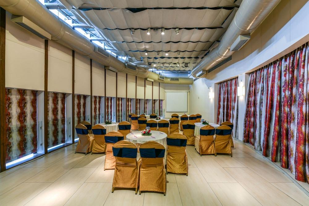 Hotel The Regale By Tunga Mumbai