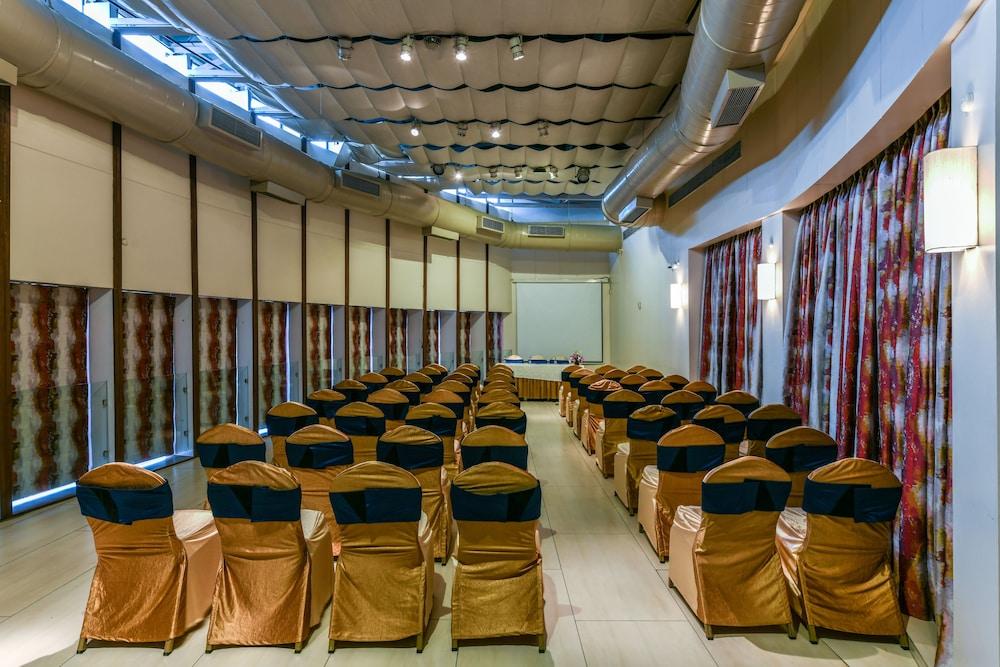 Hotel The Regale By Tunga 3*