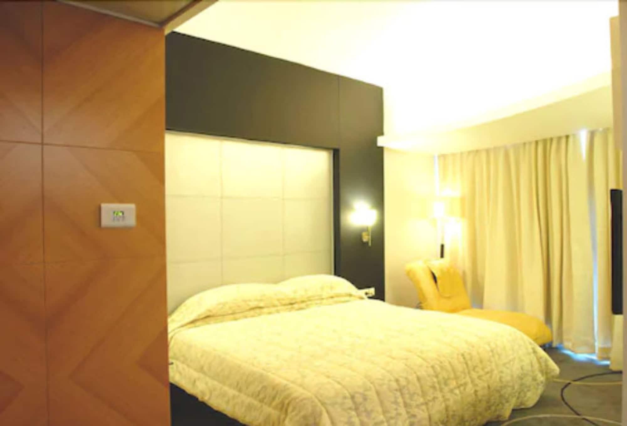 Peninsula Grand Hotel 4*