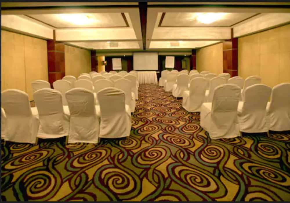 Hotel Peninsula Grand 4*