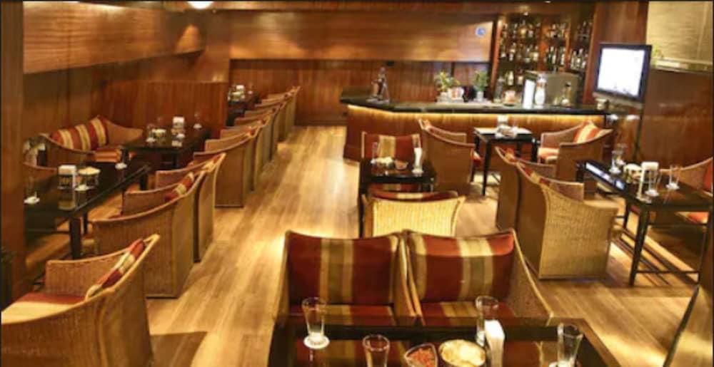 Kohinoor Continental, Airport 4*