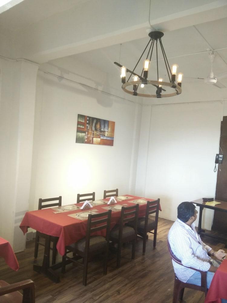 Hotel, Colaba 2* Bombaim