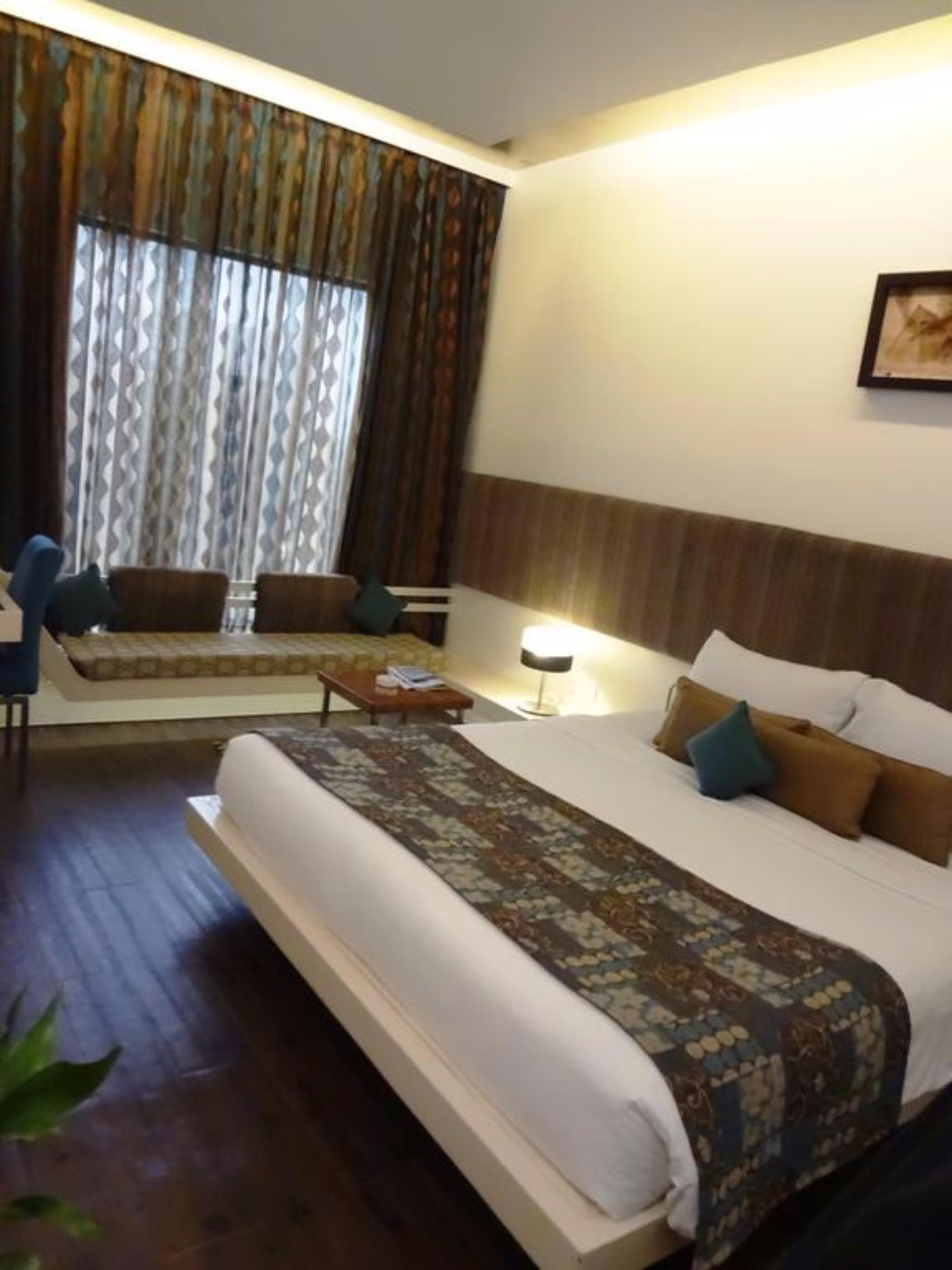 Kohinoor Continental, Airport