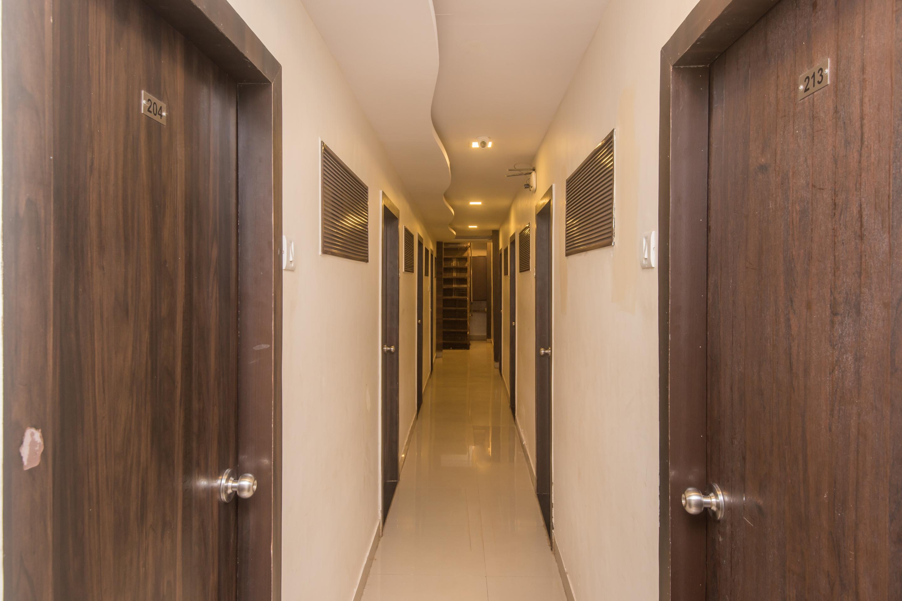 Oyo 8678 Golden Nest Hotel 2*