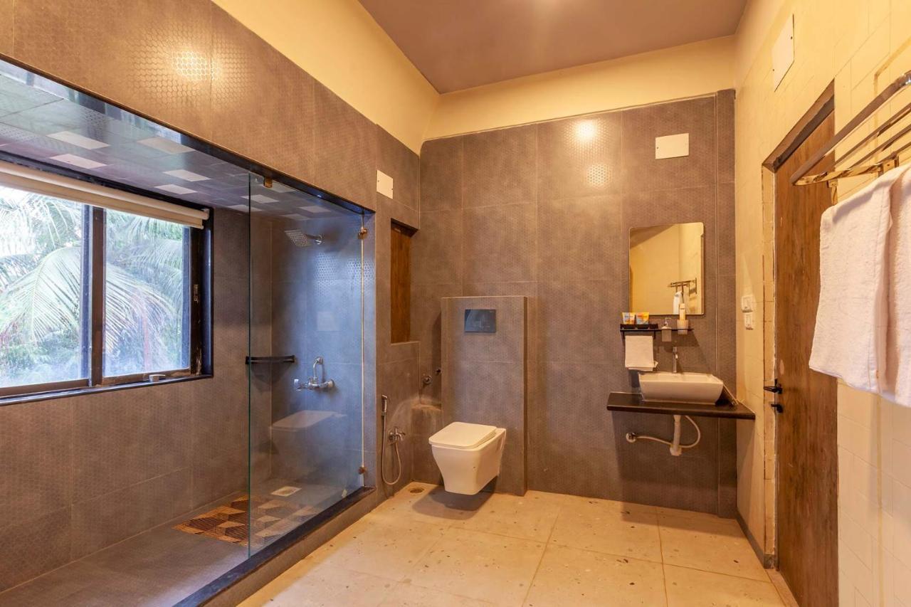 Grey Mosaics By Stayvista - Mountain-view In Vasai With Pool, Spacious Lawn & Terrace Pousada