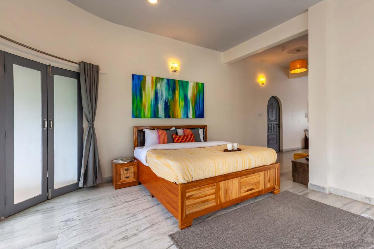 Grey Mosaics By Stayvista - Mountain-view In Vasai With Pool, Spacious Lawn & Terrace Pousada *