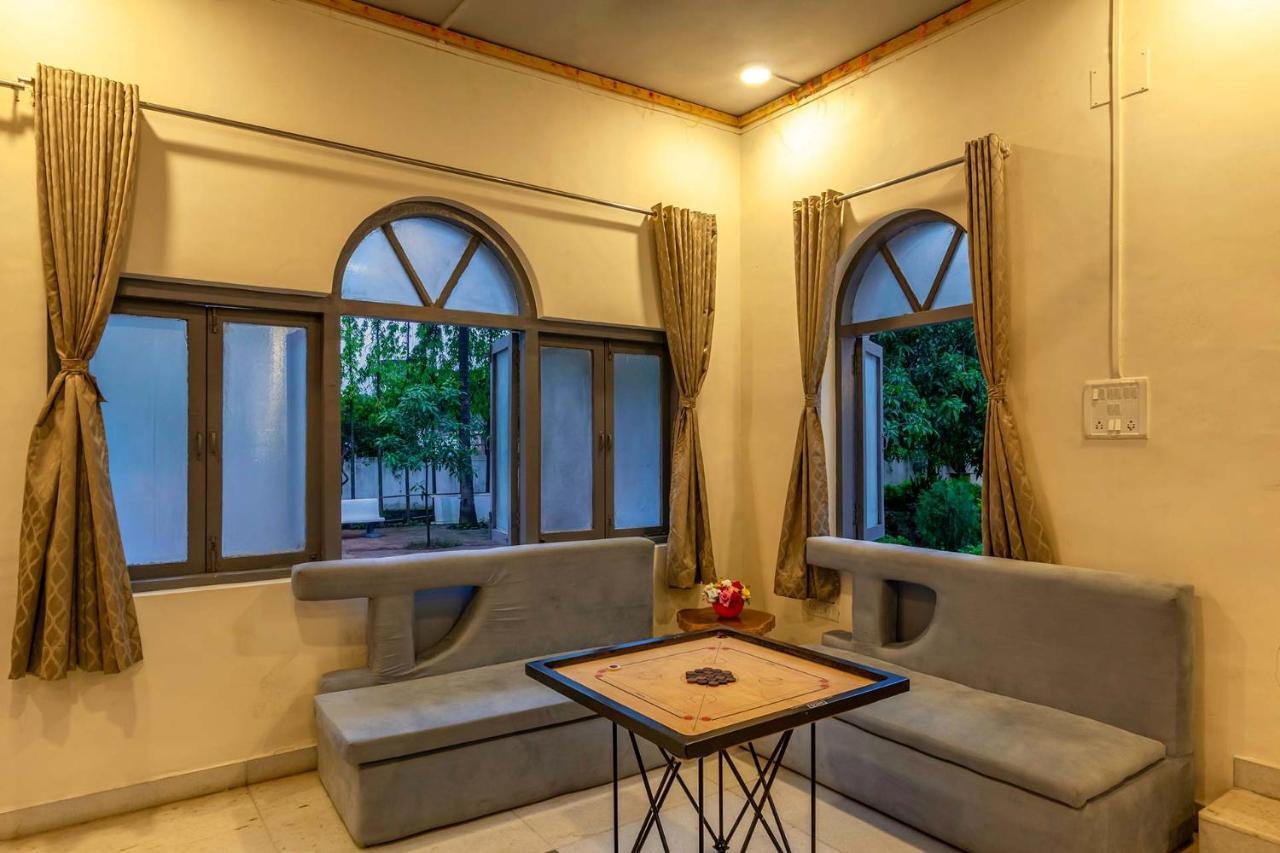 Grey Mosaics By Stayvista - Mountain-view In Vasai With Pool, Spacious Lawn & Terrace Pousada