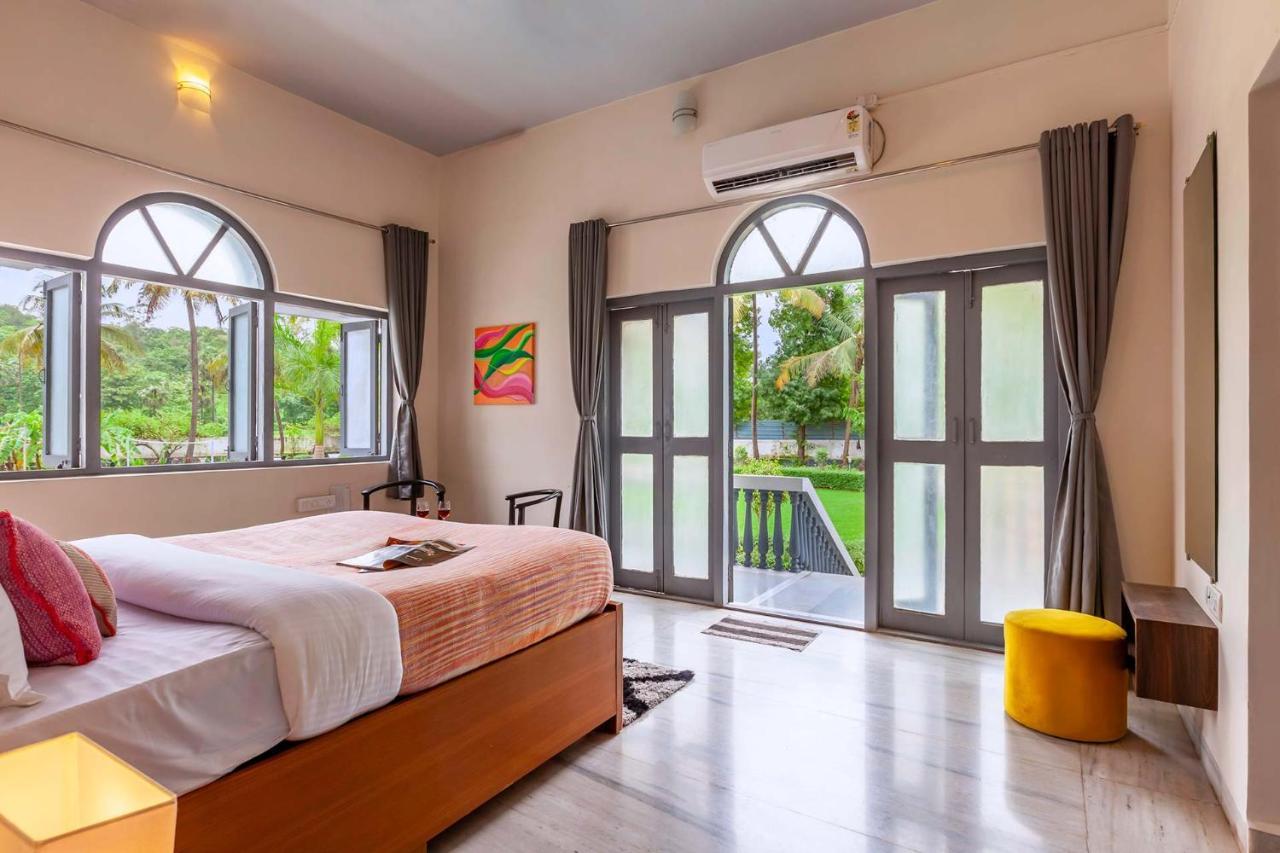 Grey Mosaics By Stayvista - Mountain-view In Vasai With Pool, Spacious Lawn & Terrace Pousada