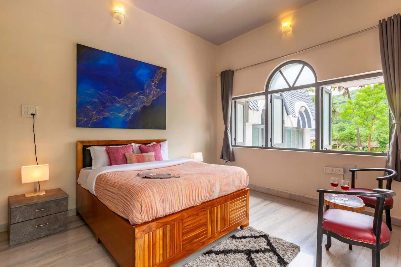Pousada Grey Mosaics By Stayvista - Mountain-view In Vasai With Pool, Spacious Lawn & Terrace *