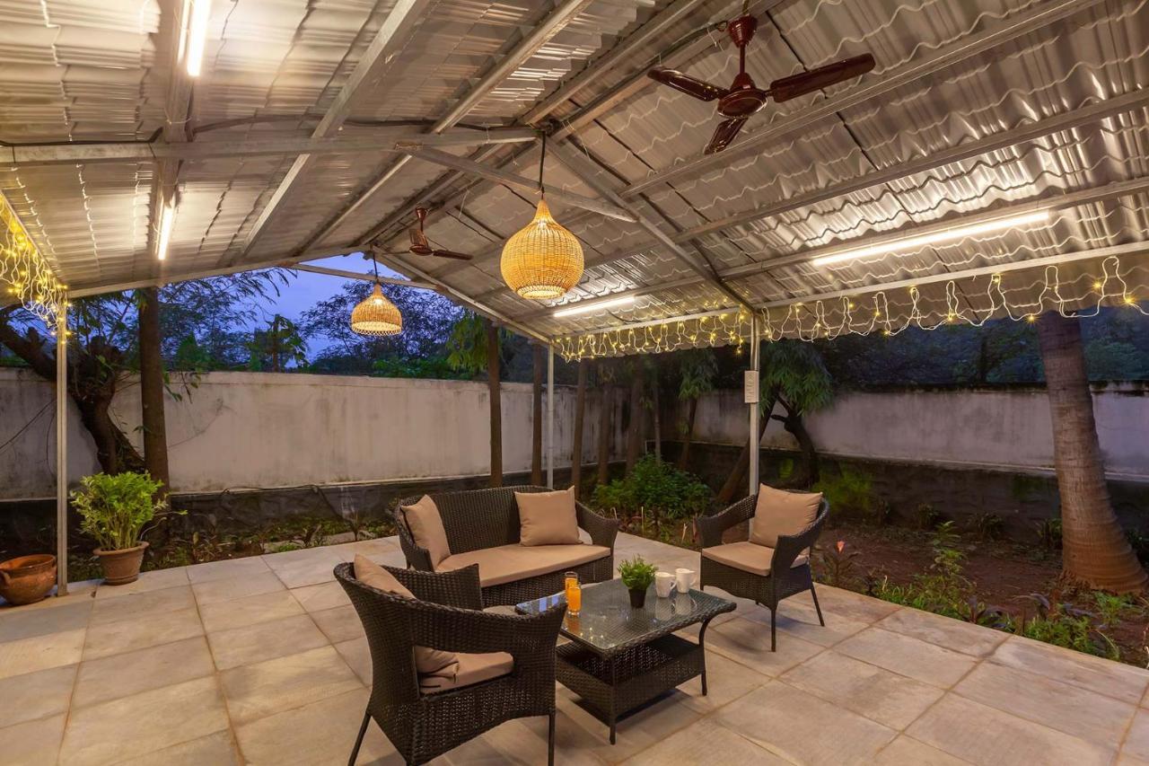 Grey Mosaics By Stayvista - Mountain-view In Vasai With Pool, Spacious Lawn & Terrace Pousada