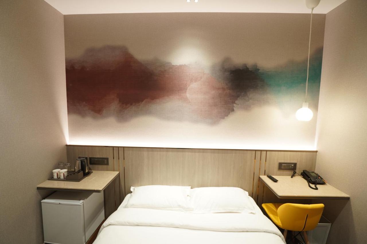 Hotel Ginger Mumbai, Goregaon 4*