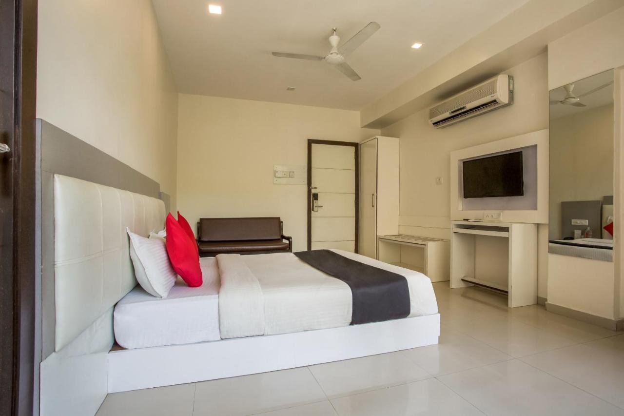 Capital O 35557 Aura Hotel 3*