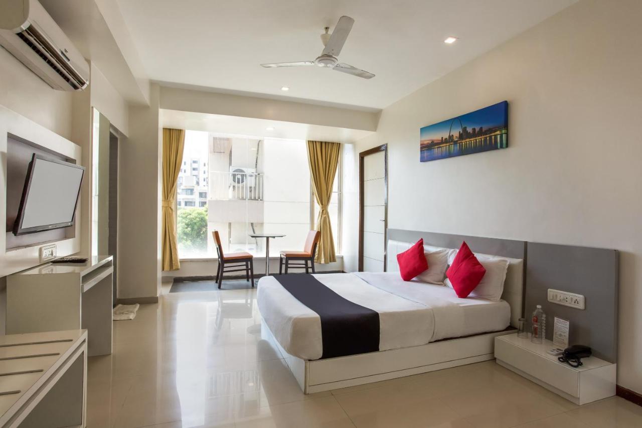Capital O 35557 Aura 3* Mumbai