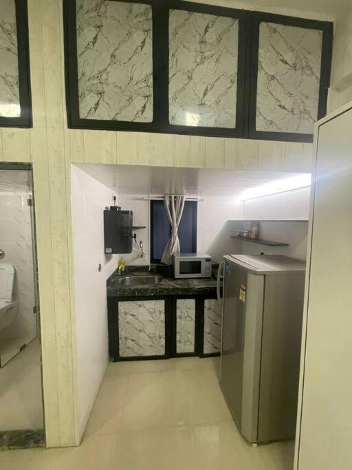 Basti 1, Khar West, Near Carter Road