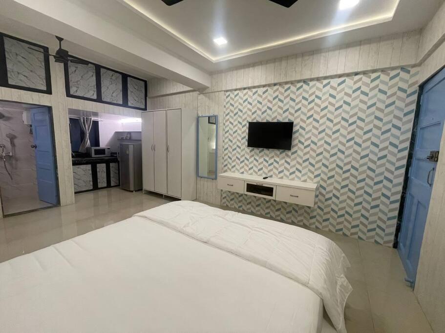 Basti 1, Khar West, Near Carter Road Apartment